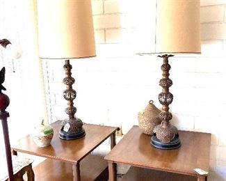 TIERED MCM HENREDON TIERED END TABLES. PAIR OF PIERCED FILIGREE WIRE MCM LAMPS.