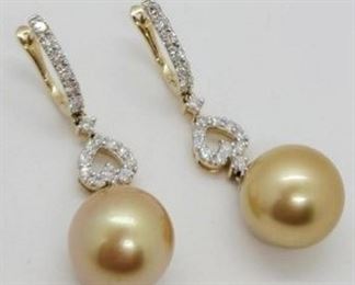 4z - 18k Gold South Sea Pearl & Diamond Earrings 2 genuine cultured South Sea Pearls and 48 genuine round diamonds weighting approx 1.40 carats. Approx 1.5" long