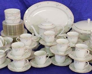 274 - Lenox Rose Manor china set 12 Each dinner & luncheon plates 13 Each soup bowls, bread plates, cups & saucers 7 Berry bowls Gravy boat & liner 2 Oval bowls Covered vegetable Oval platter 3 small serving bowls Some pieces do have chips