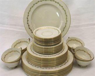 487 - 39 pc Lenox Golden Wreath China Set