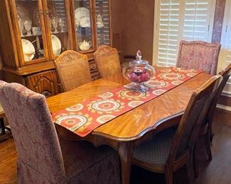 Gorgeous dining table with leaf insert