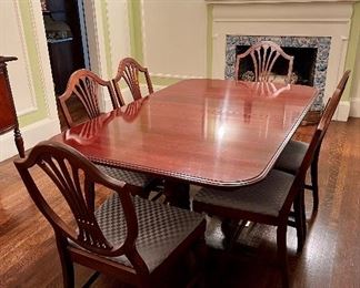 Traditional Mahogany Dining Table w/ 2 additional leaves