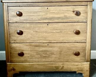 Antique 3-drawer dresser