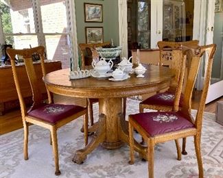 Oak Pedestal Clawfoot table with 4 chairs, (2 leafs), miniature tureens, Wool hand hooked floral rug 8 x 10