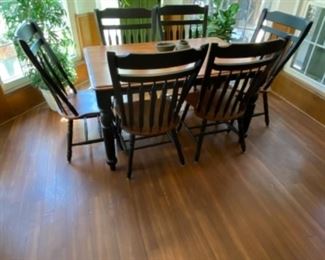Dining room/Breakfast table with leaf built into table enlarge table top