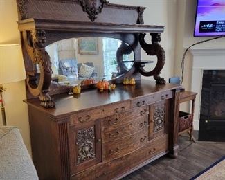 Gorgeous quarter sawn/tiger oak
Antique sideboard with hutch 