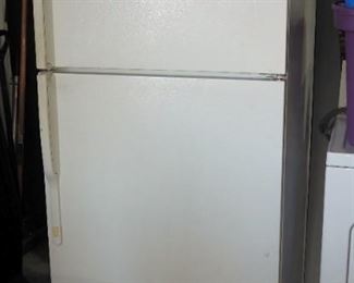 General Electric 18.2 cu ft No-Frost Refrigerator Freezer, Powers On
