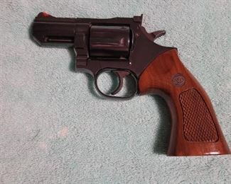 Dan Wesson  2.5 inch bl. 357 mag
On site morning of sale 