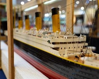 RMS White Star Line Titanic Replica - intracate detailed 41"display ship with lights - new! a real show case item!