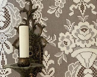 Singular wall sconce