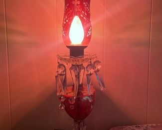 It's another tequila sunrise
Starin' slowly 'cross the sky
Said goodbye
He was just a hired hand
Workin' on the dreams he planned to try
The days go by