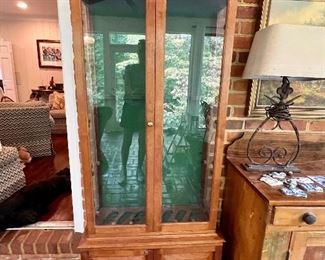 Gun cabinet with lock and key!