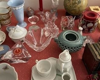 Assorted china pieces.