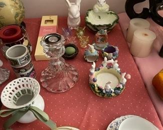 Assorted china pieces.