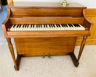 Melodigrand Dolly Madison (smaller sized) Piano