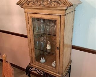 Very nice curio cabinet $150