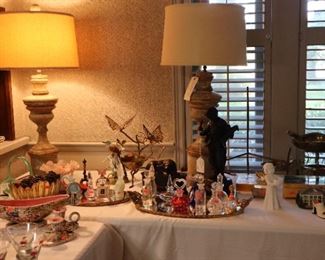 Example of tables full of accessories