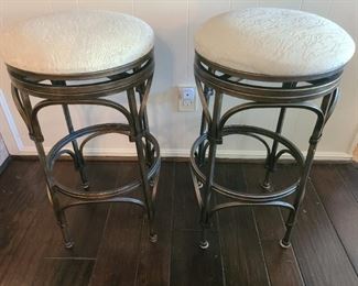 Swivel bar stools
*we have two