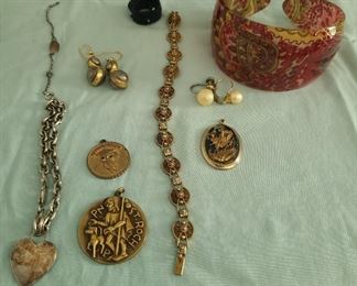 Bracelets & pendants