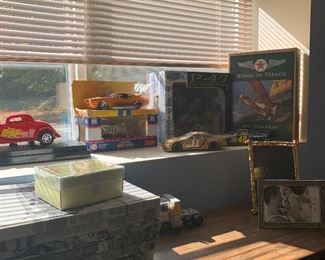 Diecast airplanes and cars ‘The Judge’, Ford with lights and engine noises