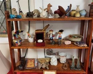 VARIETY OF INTERESTING SMALLS - MORTAR & PESTLES, CERAMICS, VARIOUS CARVED FIGURES, AMETHYST, PIPE HOLDER / STAND, ETC.