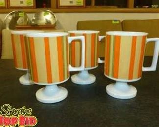 Set of 4 adorable Mid Century Modern striped Mugs, Retro196Os Footed Mugs in good condition