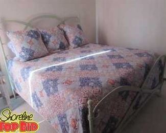 King Size Quilted Bed Spread With Pillows Like New Excellent Condition Pet Smoke Free Home