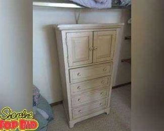 Broyhill Painters Shed Dresser Distressed Look, Beautiful Excellent Condition