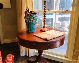 Tri-leg table with porcelain jar