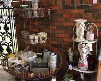 Pots and baskets for the garden and patio