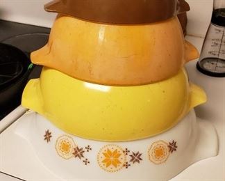 Vintage Pyrex bowls