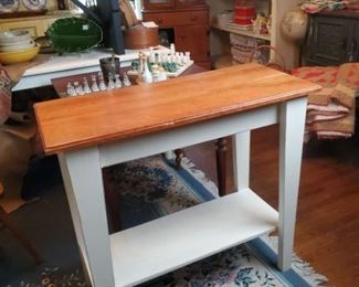 Great size side table for entry way or kitchen