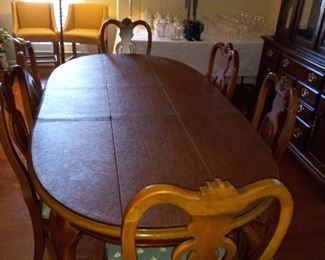 Dining room table, 5 side chairs, 1 captain's chair, table pad     $250
