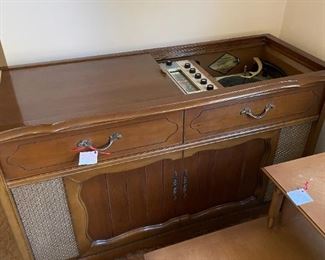 1960 Magnavox console stereo (works)