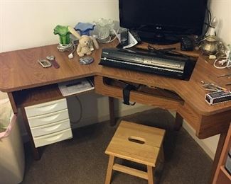 Corner desk, tv