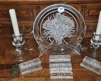 A Hoya 8" Display Plate and a set of 12 Val St Lambert Knife Rests