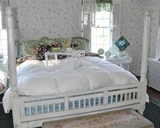 Four-Poster Distressed White Queen Size Bed