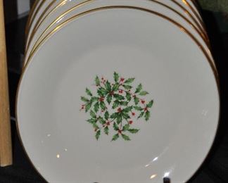 Set of 8 Lenox Holly and Berry Dinner plates with Gold Rim