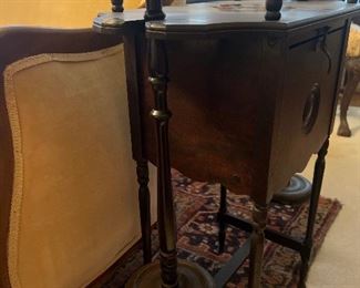 Humidor with Removable Free Standing Ash Trays