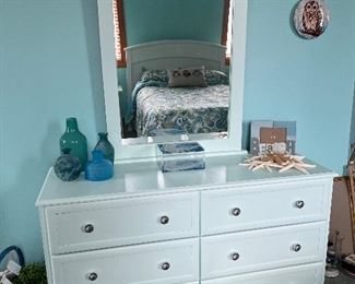DRESSER WITH MATCHING FULL BED