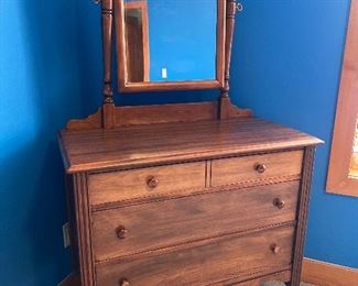 SMALL VINTAGE 4 DRAWER CHEST DRESSER WITH MIRROR