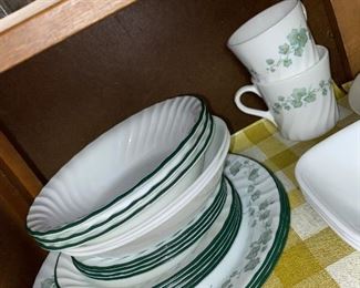 Corral Callaway set dishes With green trim