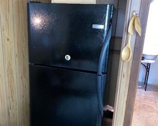 Frigidaire refrigerator with working ice machine