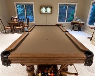 8 foot Pool Table In Excellent Condition 