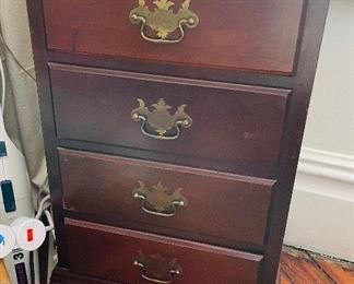 $290 
Pair of Mahogany Hungerford Memphis 4 drawers chest  17Wx14Dx29T