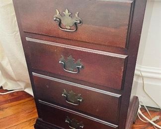 $290 
Pair of Mahogany Hungerford Memphis 4 drawers chest  17Wx14Dx29T