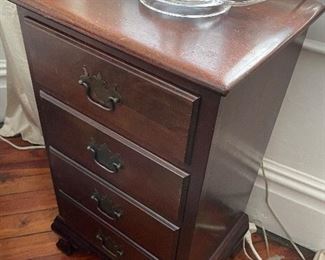 $290 
Pair of Mahogany Hungerford Memphis 4 drawers chest  17Wx14Dx29T