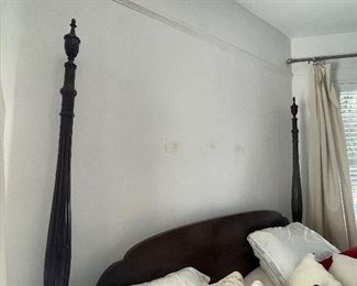 $575 Drexel Heritage 
King size Mahogany four poster bed with mattress&nbsp;
