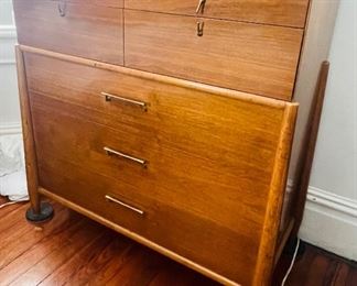 $575 
Mid century modern chest of drawers 41Wx20Dx47H&nbsp;