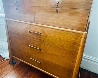 $575 
Mid century modern chest of drawers 41Wx20Dx47H&nbsp;